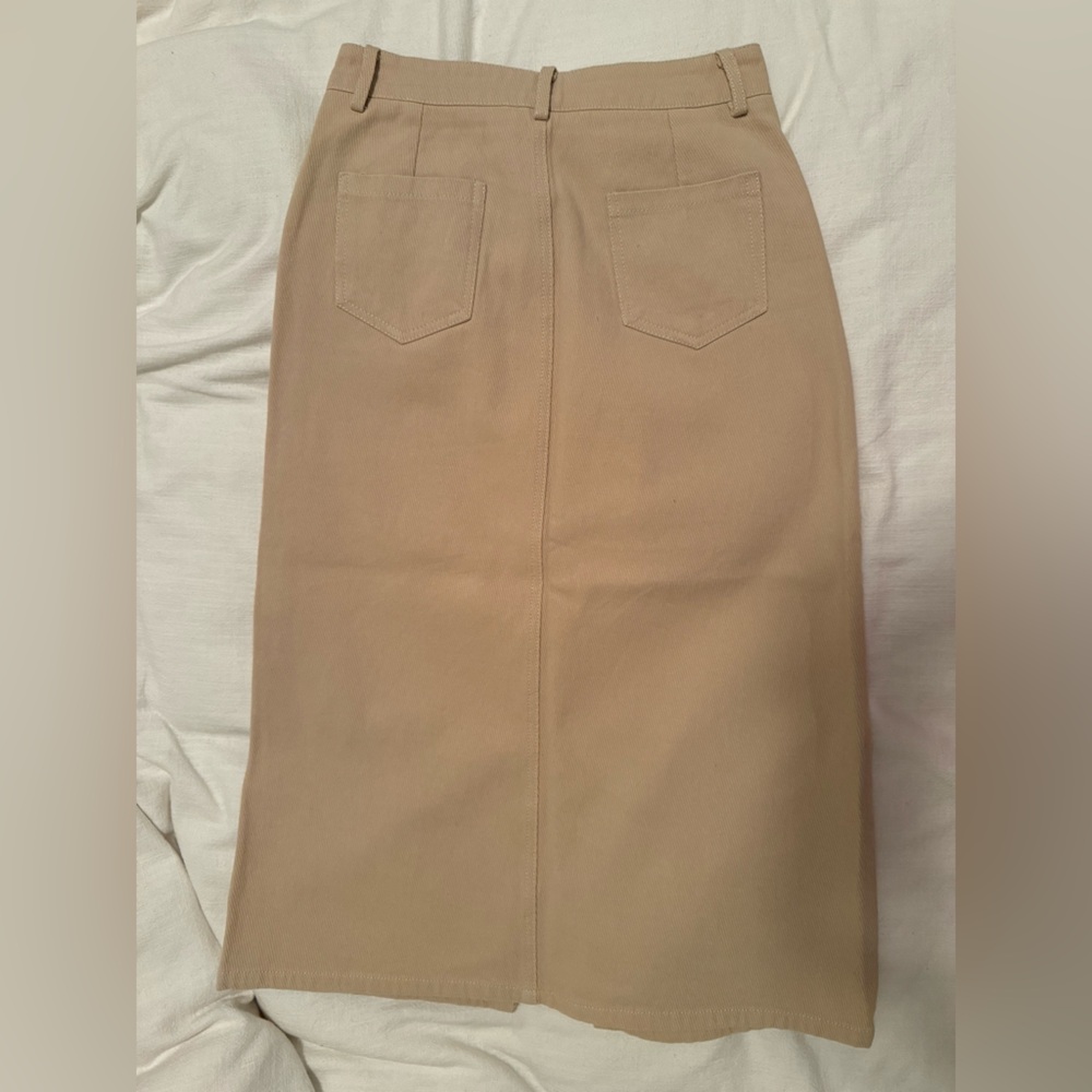 Tan skirt with Back Pockets